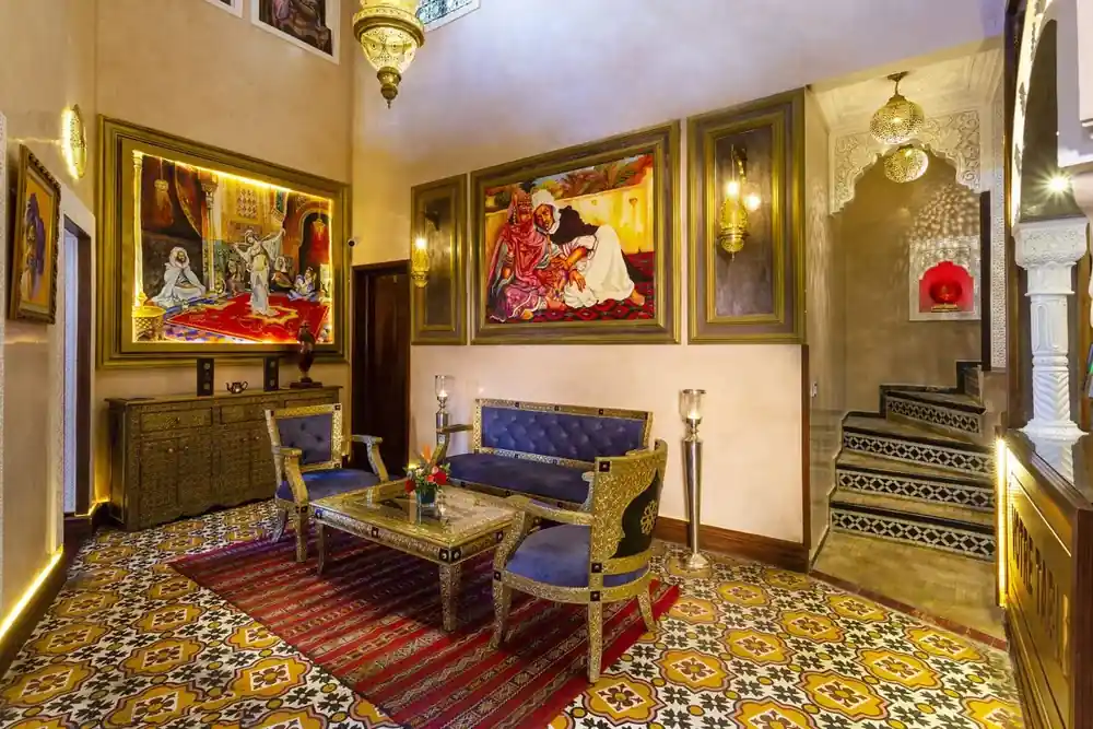 Oriental dining room with arches and Moroccan decor